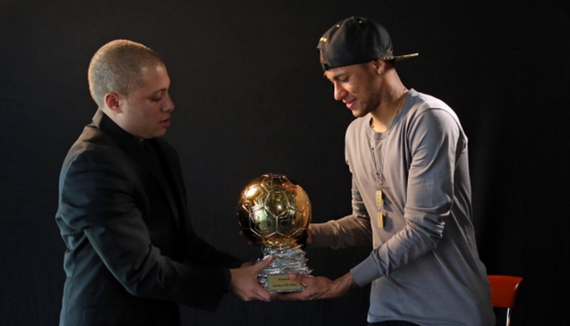 手感火热！狄龙半场10中7得到19分2篮板1助攻（状态爆棚！狄龙半场10投7中砍下19分2板1助）