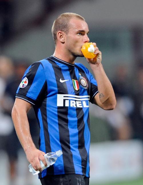 养伤期间看看球，阿什拉夫现场观看埃尔切vs皇马（阿什拉夫养伤期现身看台，观战埃尔切对皇马）