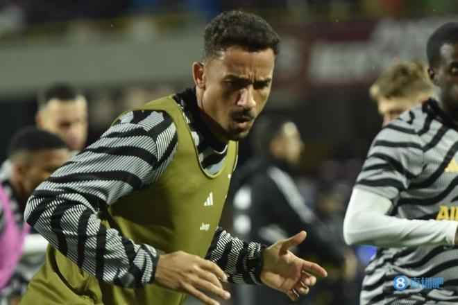 快船总裁弗兰克揽责：我为快船的糟糕战绩承担责任，没人责怪保罗（快船总裁弗兰克：球队战绩不佳由我负责，保罗不该被指责）